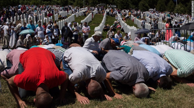 Photo+by%3A+Mlck+Krever%2C+CNN%0A%0AMourners+pray+at+the+graves+of+those+killed+in+Srebrenica+
