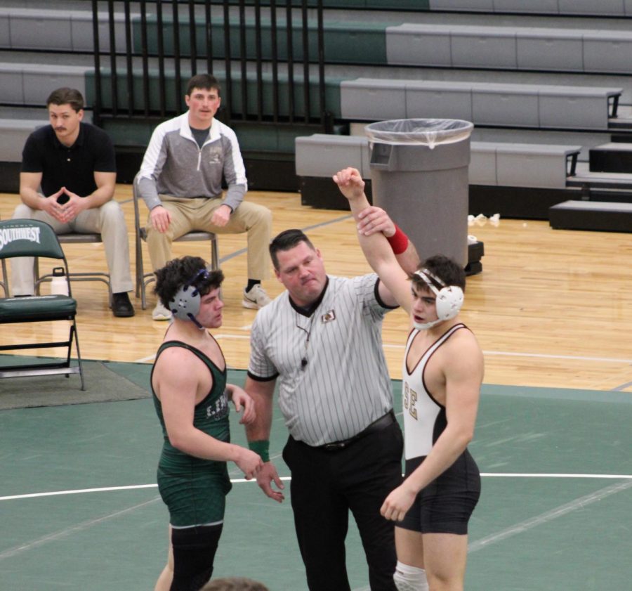 Zack Belmudez (11) wins Zack Belmudez (11) wins 185-pound matchup

