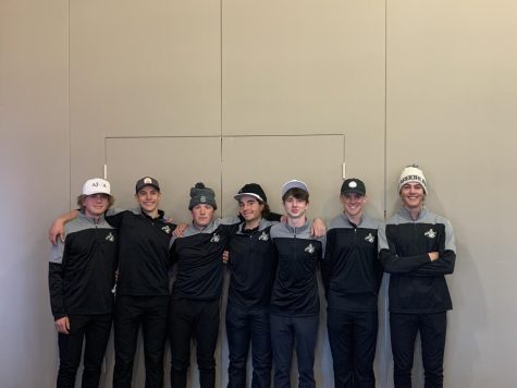 Boys Varsity Golf team poses for a picture.