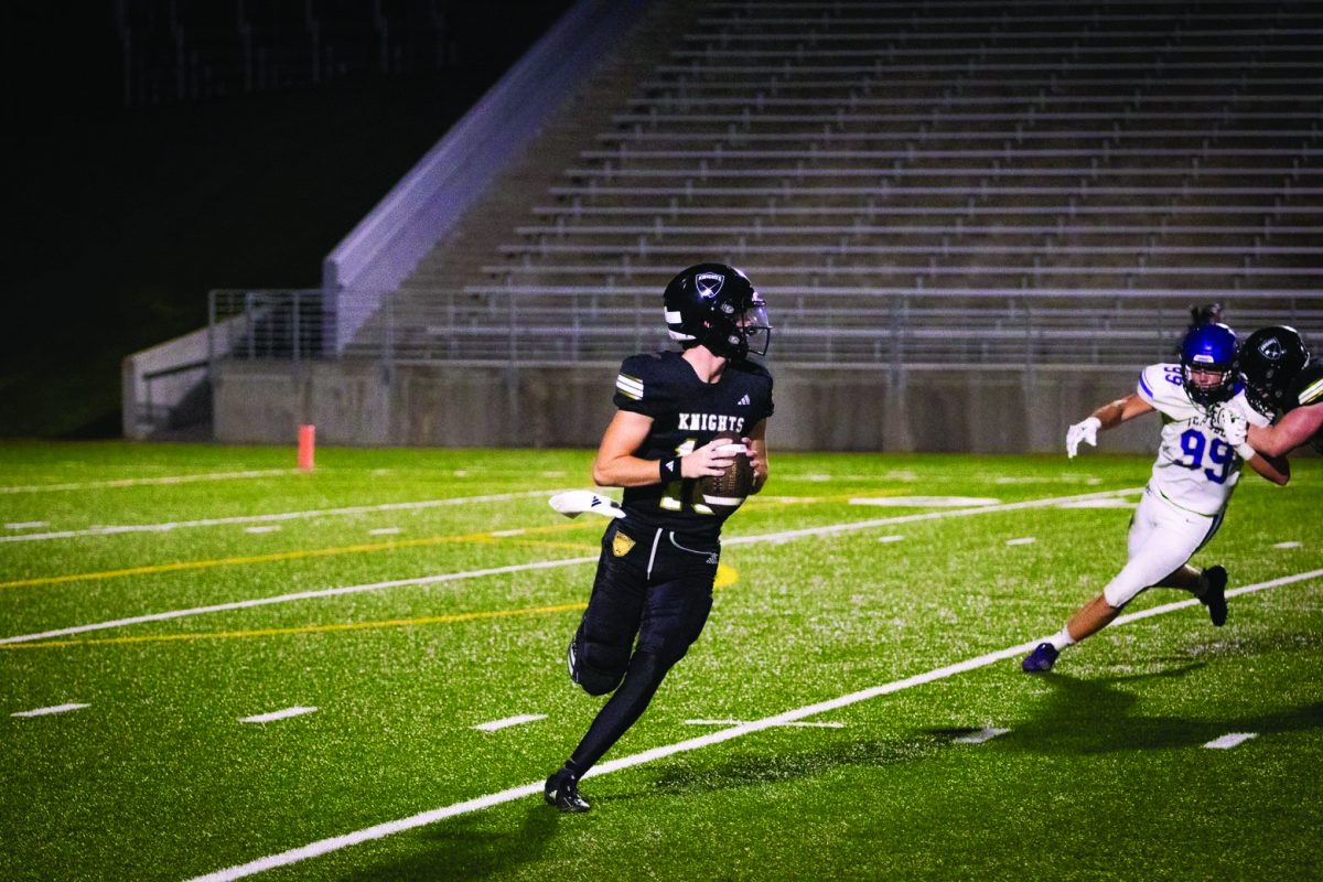 Semm rolls right scanning down field for a receiver
Photo Courtesy: Dayshaun Gallardo